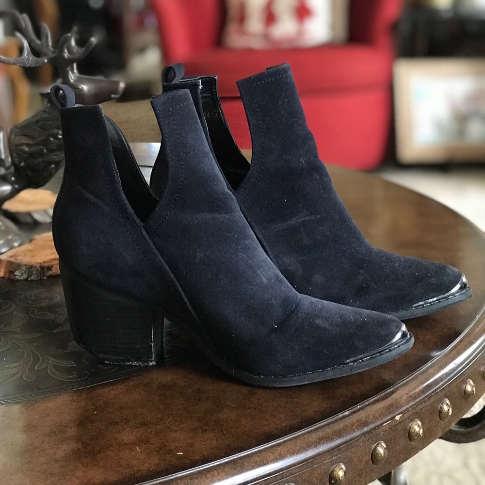 Mi.iM Black V-cutout Ankle Boots/Booties